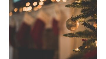 Karácsonyi Reklámajándékok: A Márkaismertség Növelésének és Ügyfélhűségének Kulcsa